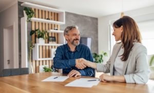 Kim jest najemca a kim wynajmujący? Poznaj kluczowe różnice i uniknij nieporozumień